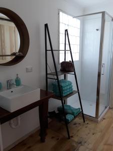 圣伦纳兹Bay Bell Cottage的浴室设有水槽和镜子旁的梯子