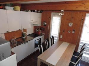 伦策海德Las Bargias 8 (472 Me)的厨房配有白色橱柜和木桌及椅子