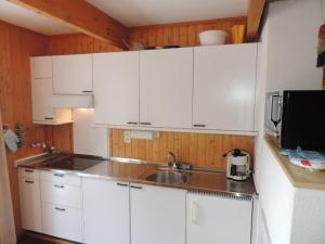 伦策海德Las Bargias 9 (457 Bo)的厨房配有白色橱柜和水槽