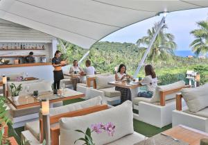 湄南海滩Code Samui Hotel的海景餐厅