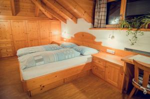 奥蒂塞伊特鲁塞勒公寓的木制客房内的一间卧室,配有一张床