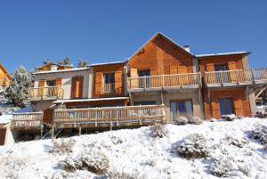布齐耶比利牛斯2000安琪莉小木屋旅馆的一座大房子,位于一座雪覆盖的山丘上