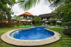 沙努尔巴厘岛维拉萨纳酒店的一座房子的院子内的游泳池