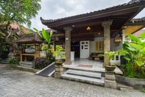 沙努尔巴厘岛维拉萨纳酒店的一座带建筑物的房屋的庭院