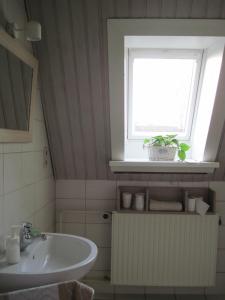 新明斯特Marigold的一间带水槽和窗户的浴室
