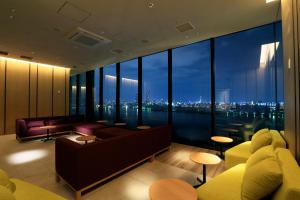 大阪THE SINGULARI HOTEL & SKYSPA at UNIVERSAL STUDIOS JAPAN的一间享有城市美景的客厅