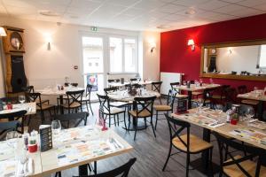Saint-Rémy-sur-DurolleLe Relais Délys的一间带桌椅和红色墙壁的餐厅
