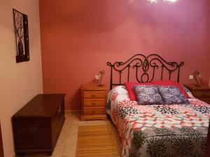 阿格特Casa Maria en Agaete的一间卧室配有一张床和一个木制梳妆台