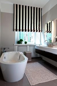 雷根斯堡比斯切夫晓夫姆多姆酒店的大型浴室设有大浴缸和水槽
