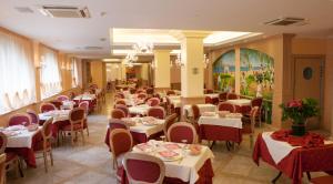 阿尔巴·阿德里亚蒂卡包拉凯酒店的用餐室配有桌椅
