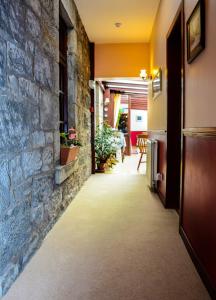 邓弗姆林Clarke Cottage Guest House的石墙房子的走廊