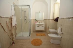 尼科泰拉码头Casa del Sole的带淋浴、卫生间和盥洗盆的浴室