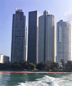 北芭堤雅芭堤雅天空海滩公寓的一群高大的建筑在水面上