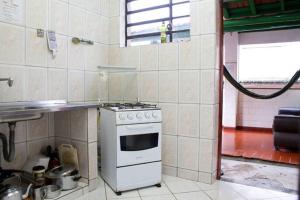 Tião Botelho Guest House的厨房或小厨房