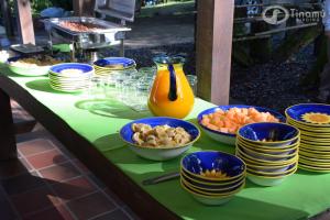 La ManuelitaTinamu Birding的一张桌子,上面放着蓝色的碗和盘子