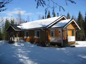 VarpaisjärviKuusitorppa的雪地小木屋