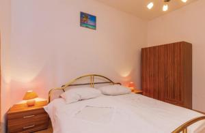 克拉列维察Apartman Ana的一间卧室配有一张床和一个木制橱柜