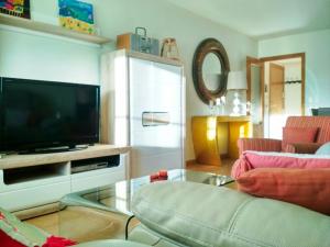 滨海罗克塔斯Salinas Comfort的客厅配有平面电视和沙发。