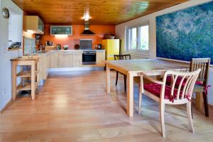 施瓦岑贝格Ferienhaus Bergblick的厨房以及带木桌和椅子的用餐室。