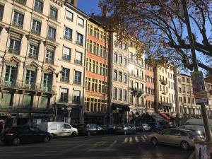 里昂魅力舒适科德利埃一室公寓的一条城市街道,汽车停在建筑前