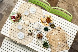 焦维纳佐Casa Pietramare的野餐桌上放有盘子和食物