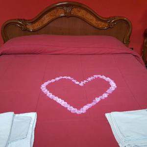 布林迪西bebvialata的床上用粉红珠制成的心
