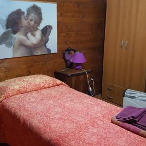 布林迪西bebvialata的一间卧室配有一张床,并画着一张裸露的孩子的照片