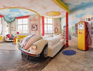 伯布林根经典摩托世界地区斯图加特V8酒店的一间汽车卧室内带床的房间