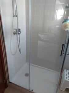 波瓦-迪瓦尔津Largo do cruzeiro的浴室里设有玻璃门淋浴