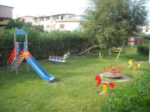 Residence Cala Liberotto的儿童游玩区