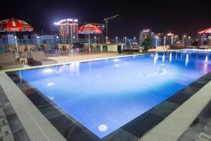 岘港星空酒店的一座大楼屋顶上的一个大型游泳池