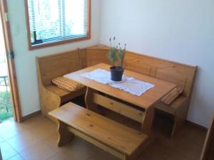维纳德马Cabaña 1 Neuling-Reñaca的木桌和长凳上放着盆子