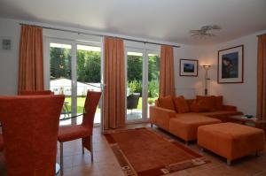 奥斯赛拜-塞林Residenz Falkenberg - Apt. 04的客厅配有沙发和桌子