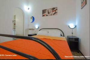 阿斯蒂Location Turistic by Heart of Asti CIR 00032的一间卧室配有一张带橙色床罩的床
