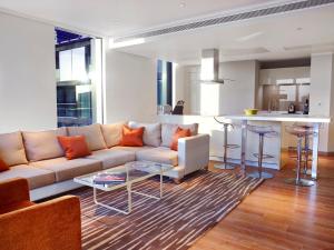 伦敦仕骅廷三码头酒店公寓的客厅配有沙发和桌子