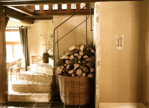 Vollezele斯皮林住宿加早餐旅馆的楼梯间里一篮子满是木头