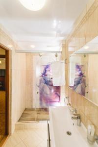 柴可夫斯基Отель Чайковский的带淋浴和白色盥洗盆的浴室