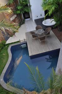福塔莱萨派拉斯汽车旅馆（仅接待成人）的庭院内带桌椅的小游泳池