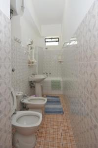 米诺利欧洲大酒店的一间带卫生间和水槽的浴室