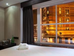 伦敦苏荷Z酒店的一间卧室设有窗户,享有城市美景