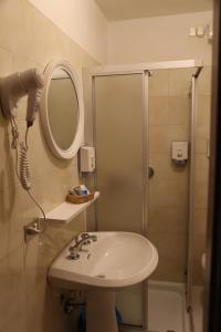 多洛米蒂酒店的一间浴室