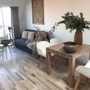 赞德沃特appartementen zeespiegel的客厅配有蓝色的沙发和木桌