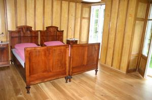 Champ-du-Moulin德拉特鲁特酒店的木床,带木墙的房间