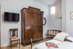 博洛尼亚AbitaRoom Wine Mini-Flat的一间卧室设有大型木制橱柜和一张床