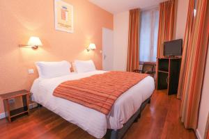 肖蒙兰巴尔特酒店的酒店客房设有一张大床和一台电视。
