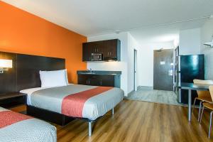 亚特兰大Motel 6-Atlanta, GA - Atlanta Airport的小型酒店客房设有两张床和厨房。