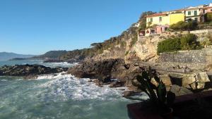 Albiano伊尔梅洛格兰诺住宿加早餐旅馆的悬崖上的房屋享有海景