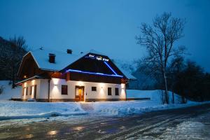 坎波罗索因瓦尔坎纳尔Hotel Sogni D'Oro的雪中灯的房子