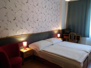 特热比奇维斯阿维斯旅馆的一间卧室配有一张床和一张红色椅子