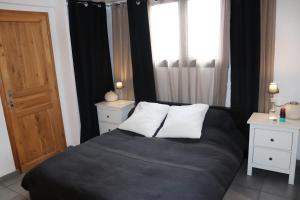 格拉斯云雀住宿加早餐旅馆的一间卧室配有一张带两个白色枕头的黑色床。